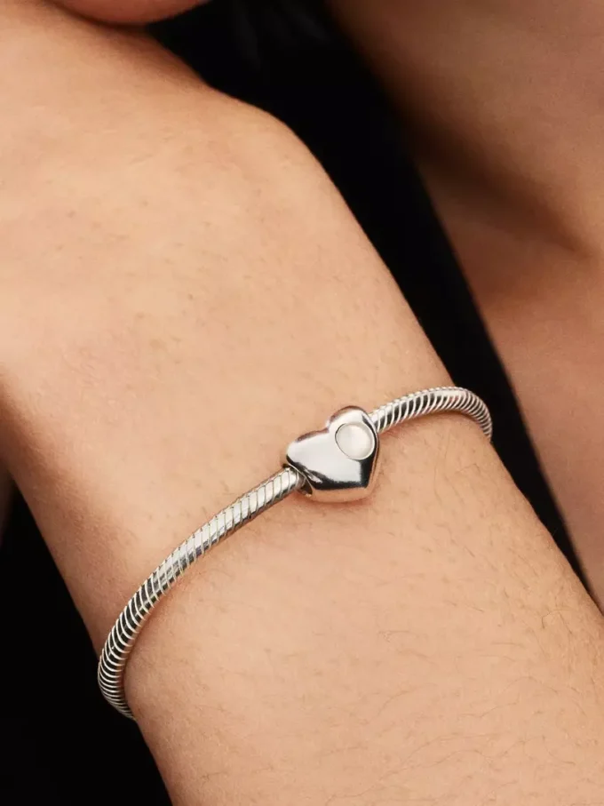 Gravierbarer Herz-Charm aus Sterlingsilber mit weißem Stein Gravierbarer Herz-Charm aus Sterlingsilber mit weißem Stein
