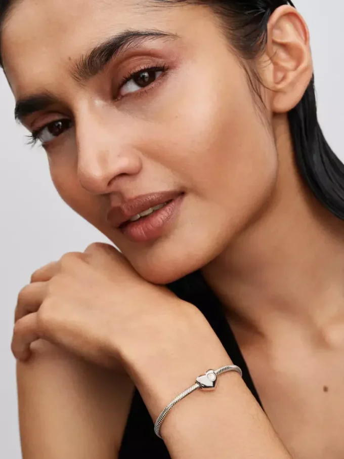 Gravierbarer Herz-Charm aus Sterlingsilber mit weißem Stein Gravierbarer Herz-Charm aus Sterlingsilber mit weißem Stein
