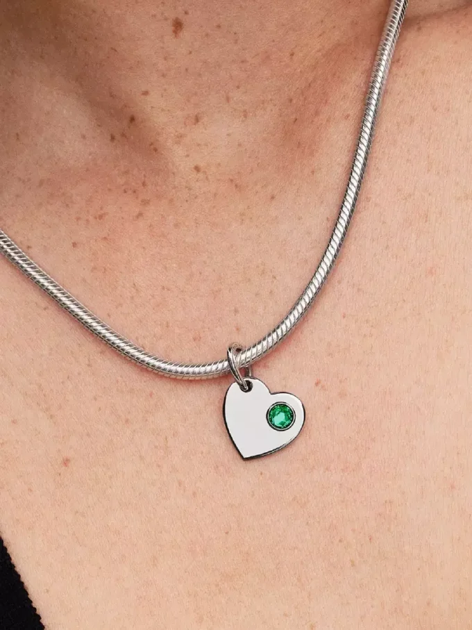 Gravierbarer Herz-Dangle Charm mit grünem Stein, Sterlingsilber Gravierbarer Herz-Dangle Charm mit grünem Stein, Sterlingsilber