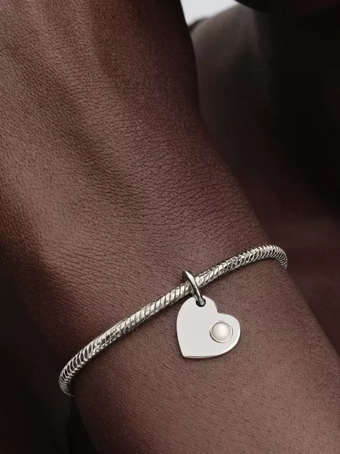 Gravierbarer Herz-Dangle Charm mit weißem Stein aus Sterlingsilber Gravierbarer Herz-Dangle Charm mit weißem Stein aus Sterlingsilber