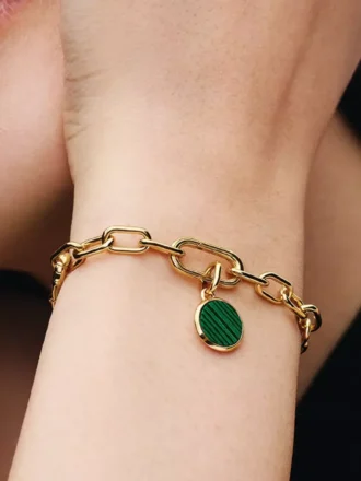 Grünes, gravierbares Mini-Medaillon-Charm, 14-karätig vergoldet Grünes, gravierbares Mini-Medaillon-Charm, 14-karätig vergoldet