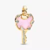 Großer Dangle Charm „Love Key“ in opalisierendem Rosa, 14-karätig vergoldet Großer Dangle Charm „Love Key“ in opalisierendem Rosa, 14-karätig vergoldet