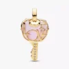 Großer Dangle Charm „Love Key“ in opalisierendem Rosa, 14-karätig vergoldet Großer Dangle Charm „Love Key“ in opalisierendem Rosa, 14-karätig vergoldet