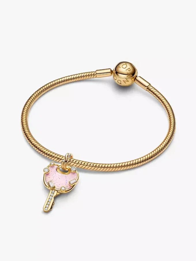Großer Dangle Charm „Love Key“ in opalisierendem Rosa, 14-karätig vergoldet Großer Dangle Charm „Love Key“ in opalisierendem Rosa, 14-karätig vergoldet