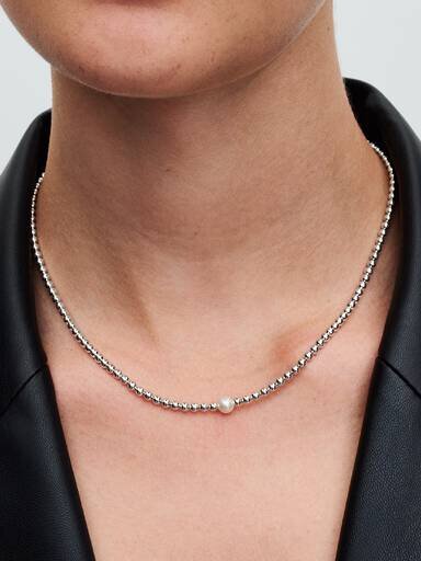 Halskette mit behandelten Süßwasser-Zuchtperlen und Perlen – Sterlingsilber Halskette mit behandelten Süßwasser-Zuchtperlen und Perlen – Sterlingsilber