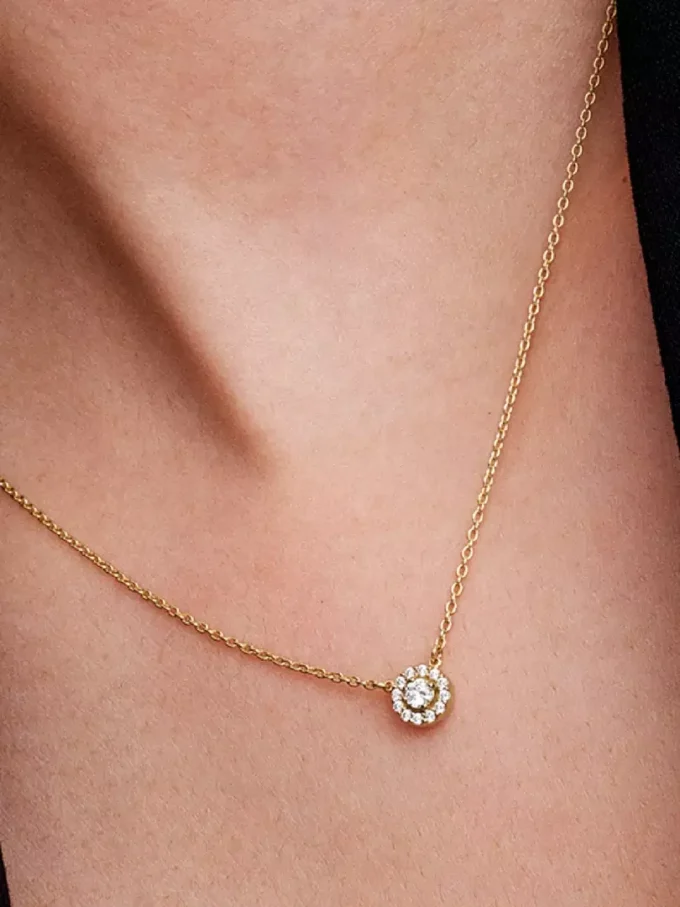 Halskette mit rundem Pavé-Halo-Anhänger, 14-karätig vergoldet Halskette mit rundem Pavé-Halo-Anhänger, 14-karätig vergoldet