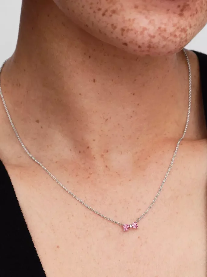 Halskette mit Schleifenanhänger aus Sterlingsilber Halskette mit Schleifenanhänger aus Sterlingsilber