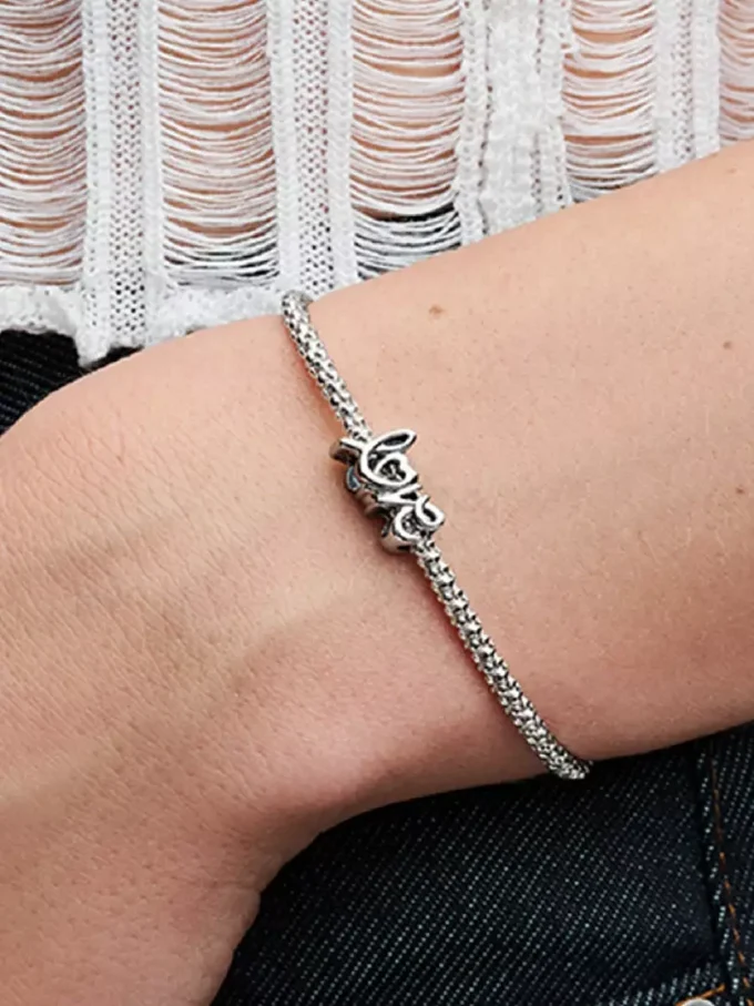 Handgeschriebener „Love“-Charm aus Sterlingsilber Handgeschriebener „Love“-Charm aus Sterlingsilber
