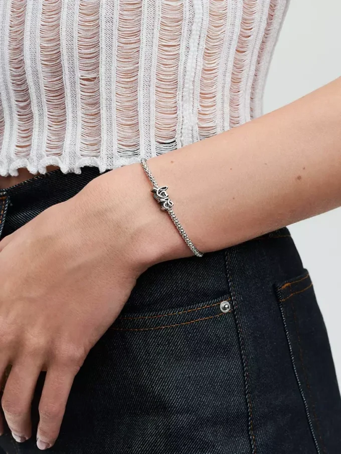 Handgeschriebener „Love“-Charm aus Sterlingsilber Handgeschriebener „Love“-Charm aus Sterlingsilber
