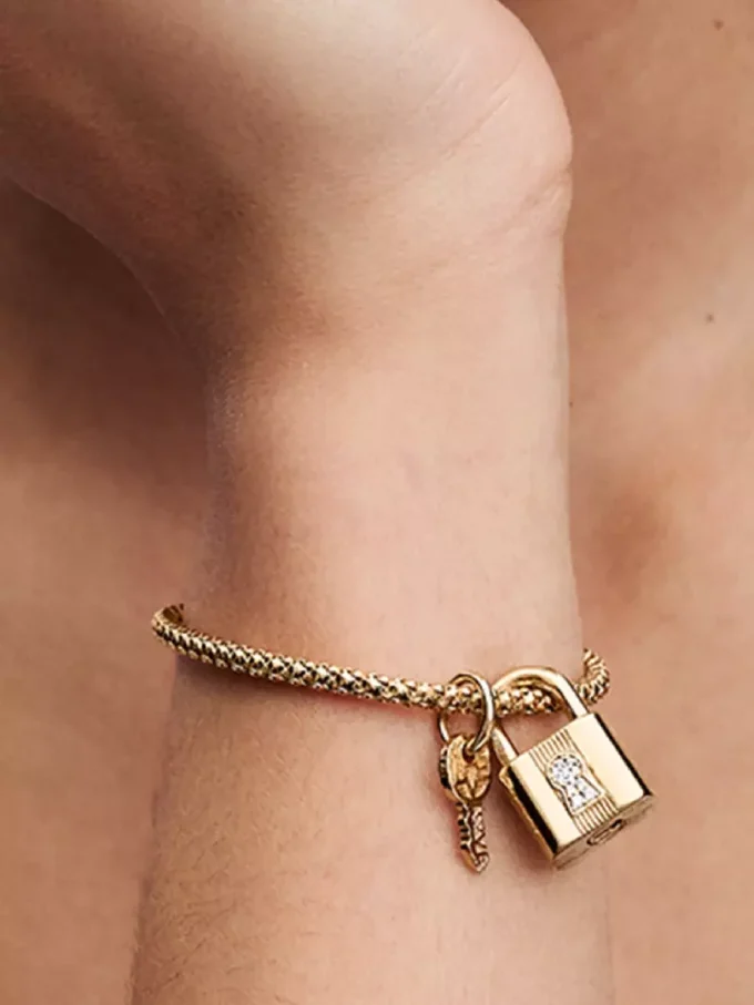Hängender Dangle Charm „Vorhängeschloss & Schlüssel“ mit 14-karätiger Vergoldung Hängender Dangle Charm „Vorhängeschloss & Schlüssel“ mit 14-karätiger Vergoldung