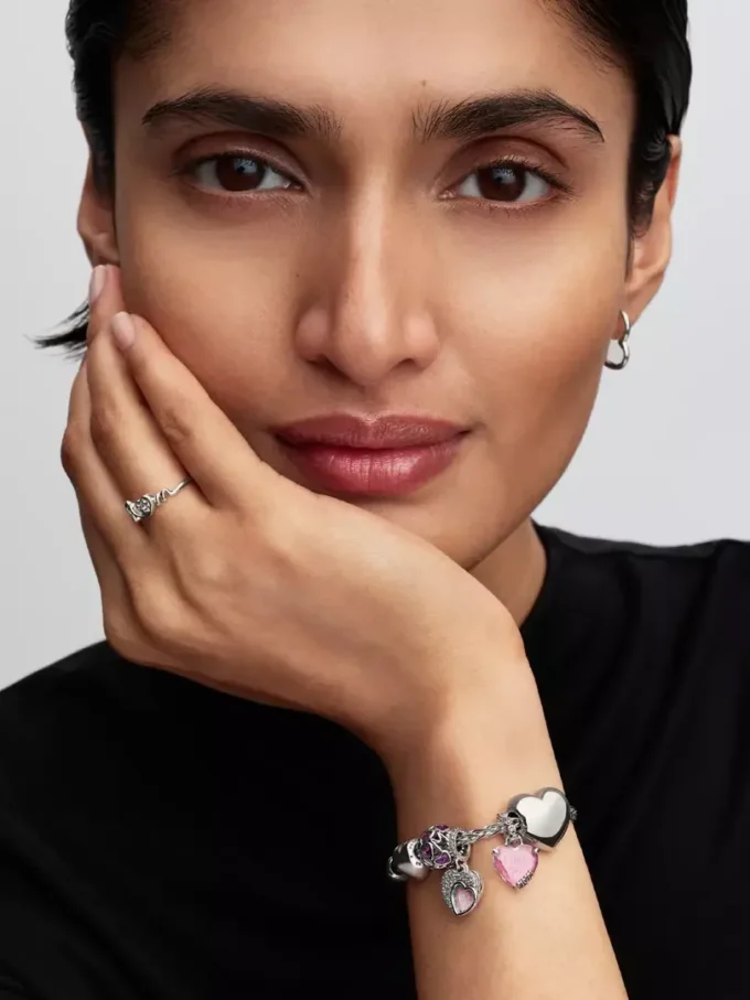 Pavé-Verschluss-Armband mit Fuchsschwanz-Charm aus Sterlingsilber Pavé-Verschluss-Armband mit Fuchsschwanz-Charm aus Sterlingsilber