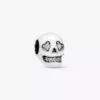 Im Dunkeln leuchtender, funkelnder Totenkopf-Charm aus Sterlingsilber Im Dunkeln leuchtender, funkelnder Totenkopf-Charm aus Sterlingsilber