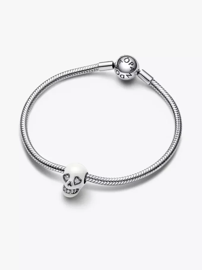 Im Dunkeln leuchtender, funkelnder Totenkopf-Charm aus Sterlingsilber Im Dunkeln leuchtender, funkelnder Totenkopf-Charm aus Sterlingsilber