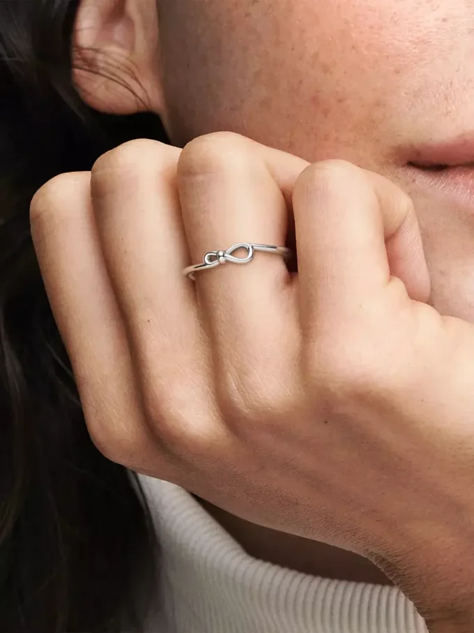 Infinity-Knoten-Ring aus Sterlingsilber Infinity-Knoten-Ring aus Sterlingsilber