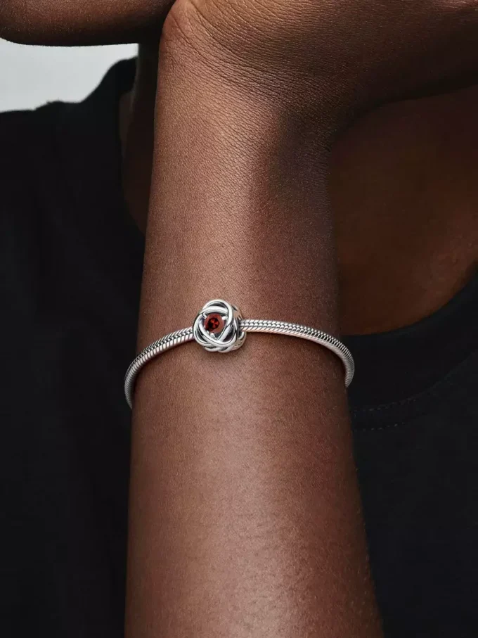 Januar-Charm „Red Eternity Circle“ aus Sterlingsilber Januar-Charm „Red Eternity Circle“ aus Sterlingsilber