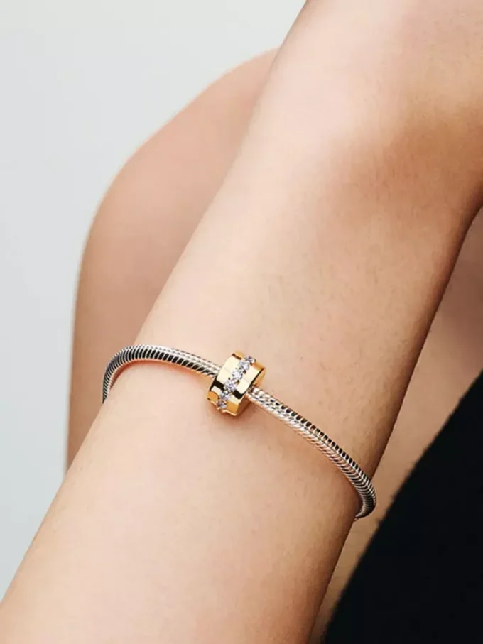 Klarer, funkelnder Clip Charm mit 14-karätiger Vergoldung Klarer, funkelnder Clip Charm mit 14-karätiger Vergoldung