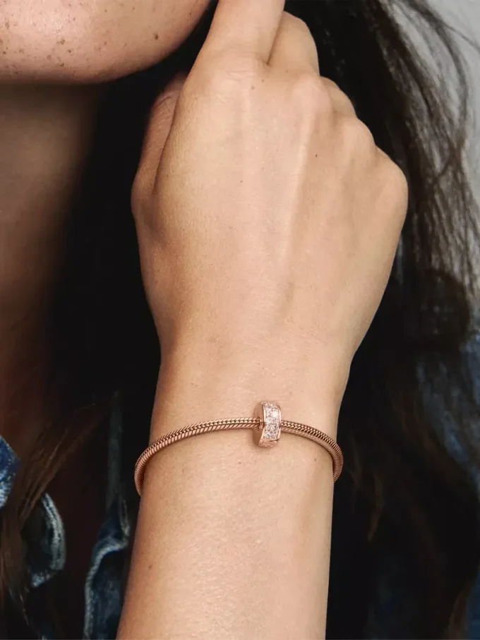 Klarer Pavé-Clip Charm, 14 Karat Roségold-Beschichtung Klarer Pavé-Clip Charm, 14 Karat Roségold-Beschichtung
