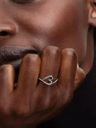 Kleiner Ring aus Sterlingsilber in organischer Herzform