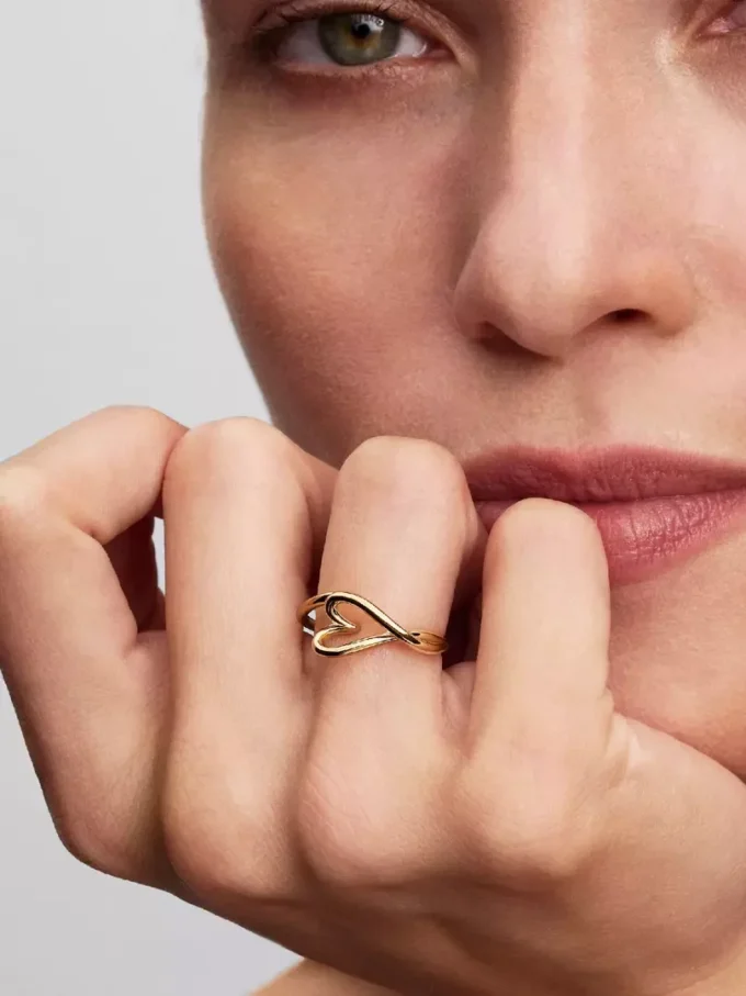Kleiner Ring mit organisch geformtem Herz, 14-karätig vergoldet Kleiner Ring mit organisch geformtem Herz, 14-karätig vergoldet