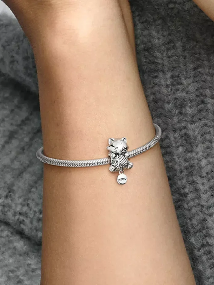 Kätzchen- und Wollknäuel-Charm aus Sterlingsilber Kätzchen- und Wollknäuel-Charm aus Sterlingsilber