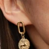 Löwenmedaillon-Charm, 14-karätig vergoldet Löwenmedaillon-Charm, 14-karätig vergoldet