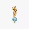 Facettierter, aquablauer Eternity-Circle-Dangle Charm mit 14-karätiger Vergoldung Facettierter, aquablauer Eternity-Circle-Dangle Charm mit 14-karätiger Vergoldung