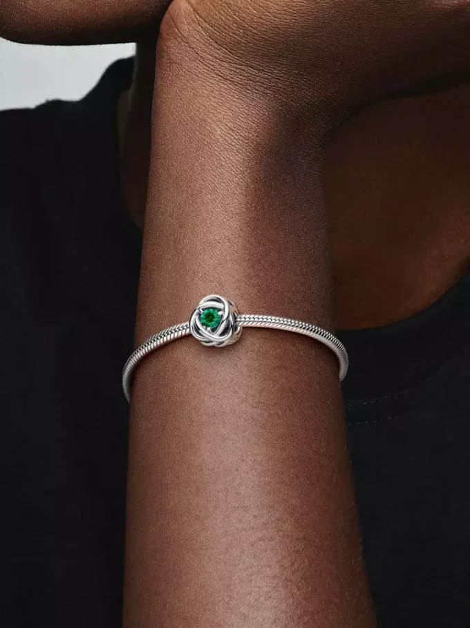 May Green Eternity Circle Charm aus Sterlingsilber May Green Eternity Circle Charm aus Sterlingsilber
