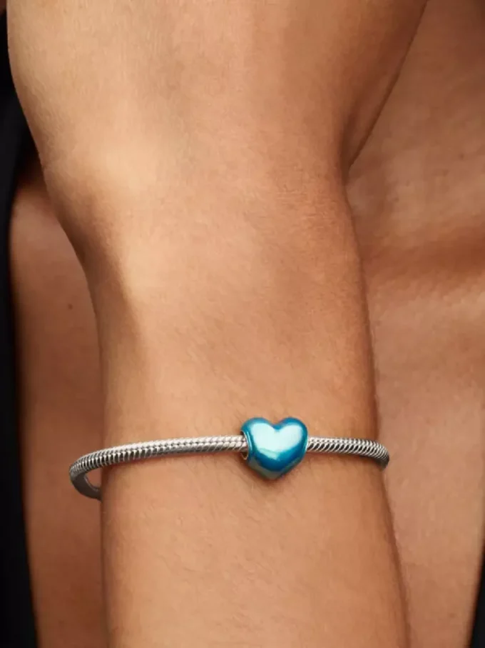 Metallic-Himmelblaues Herz-Charm aus Sterlingsilber Metallic-Himmelblaues Herz-Charm aus Sterlingsilber