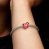 Metallic-rotes Weihnachtsherz-Charm – Sterlingsilber Metallic-rotes Weihnachtsherz-Charm – Sterlingsilber