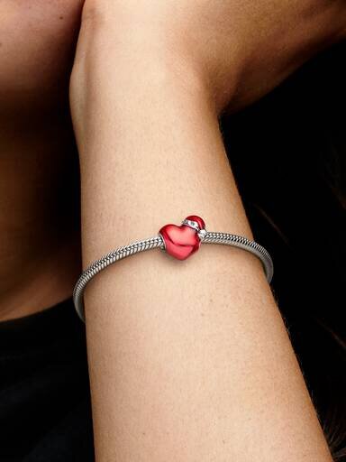 Metallic-rotes Weihnachtsherz-Charm – Sterlingsilber Metallic-rotes Weihnachtsherz-Charm – Sterlingsilber