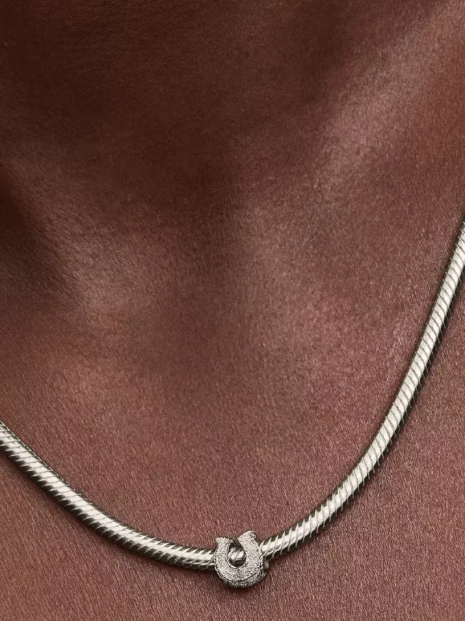 Mini-Charm „Hufeisen“ mit Struktur aus Sterlingsilber Mini-Charm „Hufeisen“ mit Struktur aus Sterlingsilber