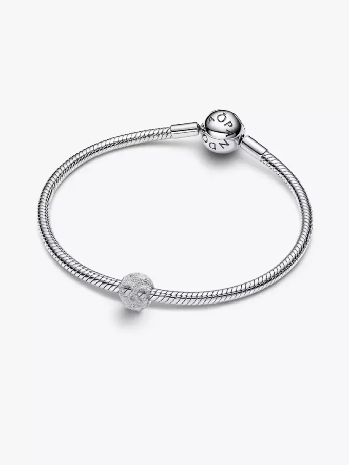 Mini-Charm mit strukturiertem Totenkopf aus Sterlingsilber