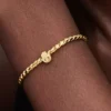Mini-Charm mit strukturierter Hamsa-Hand, 14-karätig vergoldet