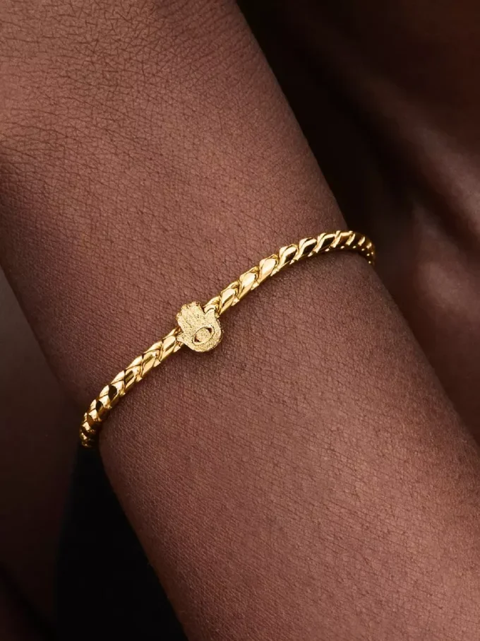 Mini-Charm mit strukturierter Hamsa-Hand, 14-karätig vergoldet