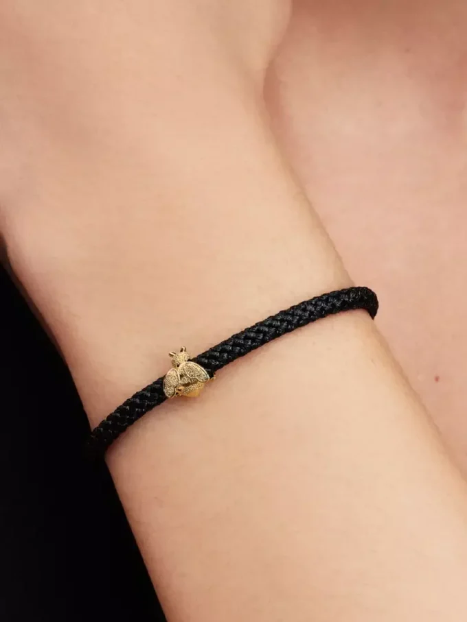 Mini-Charm „Textured Bee“ mit 14-karätiger Vergoldung Mini-Charm „Textured Bee“ mit 14-karätiger Vergoldung