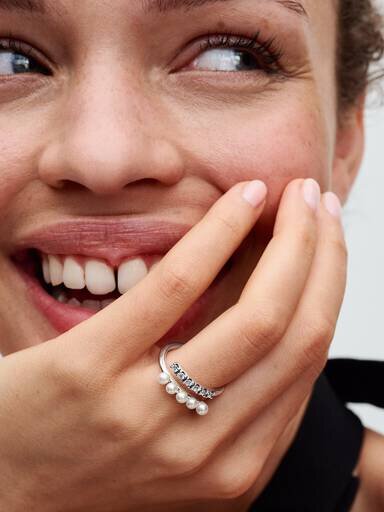 Offener Ring mit behandelten Süßwasser-Zuchtperlen und Pavé – Sterlingsilber Offener Ring mit behandelten Süßwasser-Zuchtperlen und Pavé – Sterlingsilber