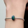 Opaleszierender grüner Charm aus Sterlingsilber