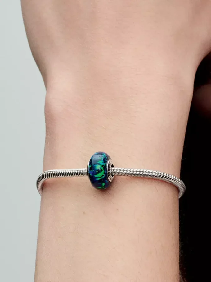 Opaleszierender grüner Charm aus Sterlingsilber