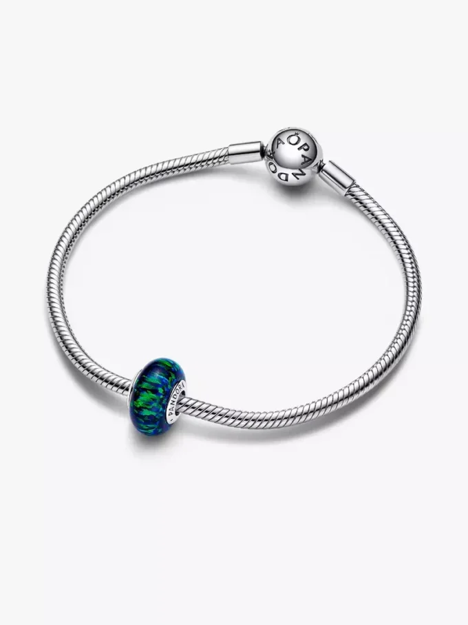 Opaleszierender grüner Charm aus Sterlingsilber