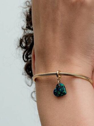Opaleszierender grüner Herz-Dangle Charm – 14-karätige Vergoldung