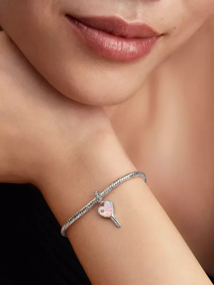 Opaleszierender Herz-Schlüssel-Dangle Charm aus Sterlingsilber Opaleszierender Herz-Schlüssel-Dangle Charm aus Sterlingsilber