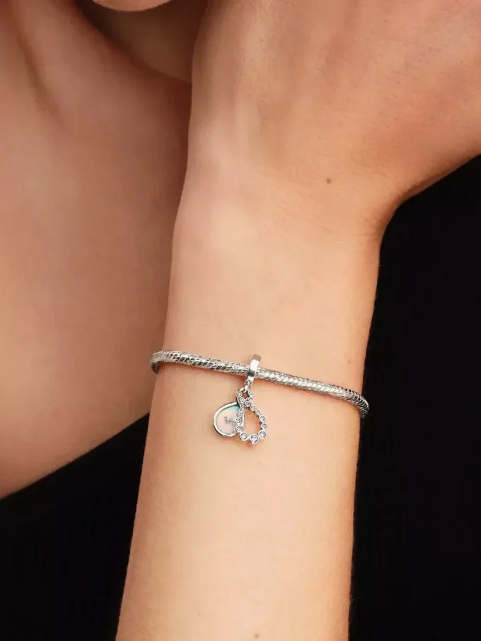 Opaleszierender Infinity-Dangle Charm aus Sterlingsilber