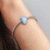 Opaleszierender, ozeanblauer Charm aus Sterlingsilber
