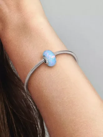 Opaleszierender, ozeanblauer Charm aus Sterlingsilber
