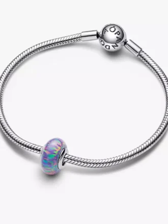 Opaleszierender violetter Charm aus Sterlingsilber