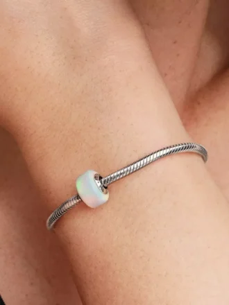 Opalisierender Charm aus Sterlingsilber