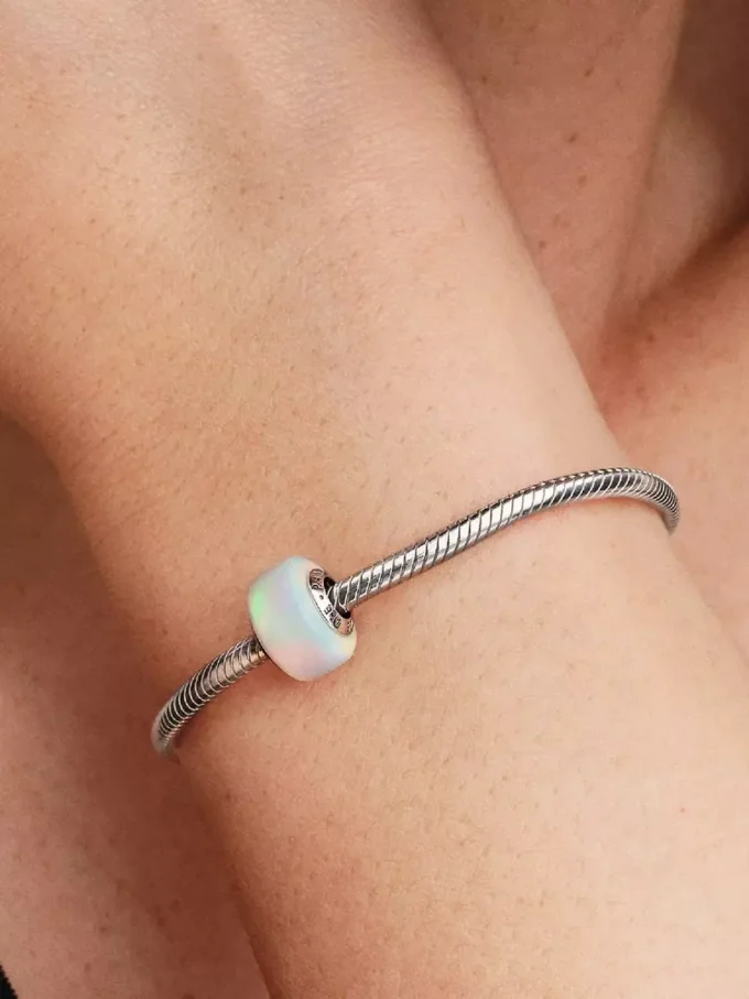 Opalisierender Charm aus Sterlingsilber Opalisierender Charm aus Sterlingsilber