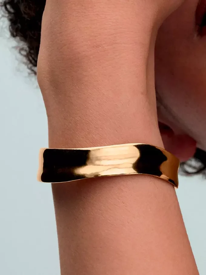 Organisch geformter, breiter, offener Bangle, 14 Karat vergoldet Organisch geformter, breiter, offener Bangle, 14 Karat vergoldet