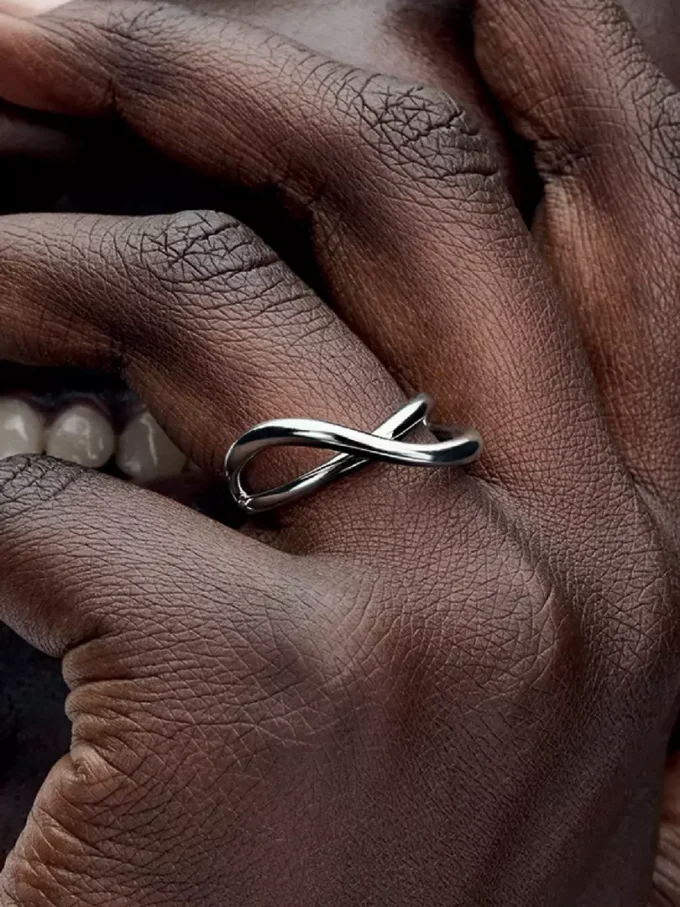 Organisch geformter Infinity-Ring aus Sterlingsilber Organisch geformter Infinity-Ring aus Sterlingsilber