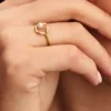 Organisch geformter Pavé-Ring mit behandelten Süßwasser-Zuchtperlen, 14-karätig vergoldet Organisch geformter Pavé-Ring mit behandelten Süßwasser-Zuchtperlen, 14-karätig vergoldet